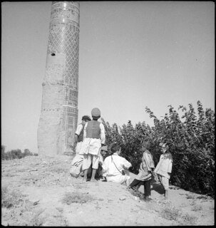 Afghanistan, Herat: Musalla-Komplex; Ella Maillart mit Kindern vor einem Minarett
