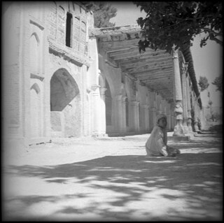 Afghanistan, Karokh: Moschee; Säulengang einer Moschee neben dem Schrein