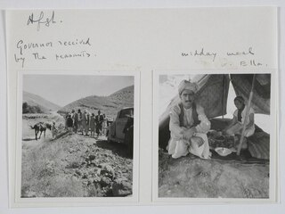 Afghanistan, Daribum (Darreh-ye Bum): Menschen; Karteikarte: Menschen am Strassenrand / Ella Maillart im Zelt