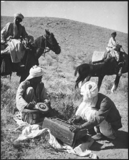 Afghanistan, Bala Murgab (Bala Murghab, Morghab): Menschen; Männer mit Musikinstrumenten, im Hintergrund Reiter