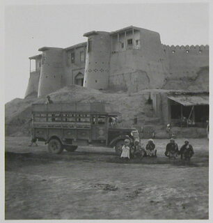 Afghanistan, Andkhoi (Andkhoy, Andkhvoy) / Akché (Aqcheh, Aqchah): Menschen; Karteikarte: Lastwagen vor einer Burg / Sitzende Männer vor einem Haus