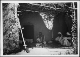 Afghanistan, Andkhoi (Andkhoy, Andkhvoy): Menschen; Sitzende Männer vor einem Haus