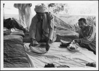 Afghanistan, Shibargan (Scheberghan, Shebergan): Menschen; Zwei Männer auf einer Decke mit Teller voller Früchte