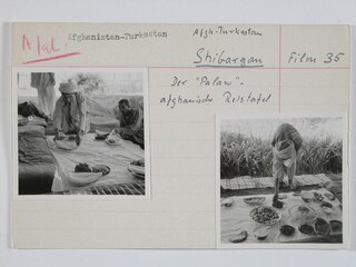 Afghanistan, Shibargan (Scheberghan, Shebergan): Menschen; Karteikarte: Zwei Männer auf einer Decke mit Teller voller Früchte / Ein Mann beim Bereitstellen von Essen