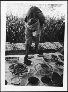 Afghanistan, Shibargan (Scheberghan, Shebergan): Menschen; Ein Mann beim Bereitstellen von Essen