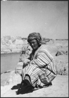 Afghanistan, Balkh (Balch): Menschen; Sitzender Mann an einem Fluss