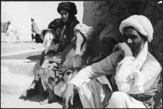 Afghanistan, Balkh (Balch): Menschen; Sitzende Männer vor einer Mauer