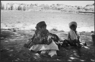 Afghanistan, Balkh (Balch): Menschen; Ein Knabe und ein Mädchen sitzend unter einem Baum