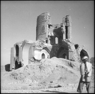 Afghanistan, Mazar-i-Sherif (Mazar-i Scharif, Masar-e Scharif): Grabmal; Ein halb zerstörtes Gebäude auf einem Hügel