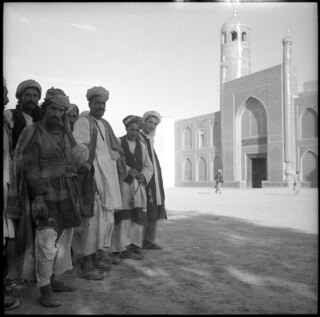 Afghanistan, Mazar-i-Sherif (Mazar-i Scharif, Masar-e Scharif): Grabmal; Männer vor einem Torbogen
