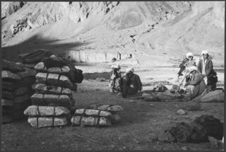 Salt transport in the Hindu Kush | Afghanistan dans l'Hindou Kouch. | Halte d'une caravane transportant du sel gemme en blocs.