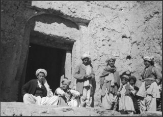 Afghanistan, Bamiyan, Bamyan (Bamian): Menschen; Junge Männer vor einer Wand