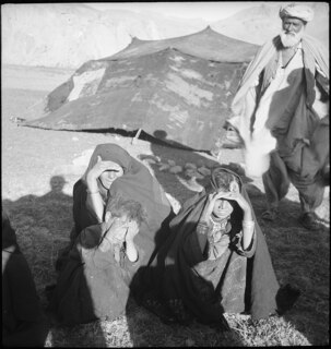 Afghanistan, Bamiyan, Bamyan (Bamian): Menschen; Zwei Frauen und ein Mann vor einem Zelt