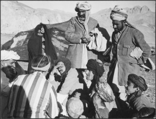 Afghanistan, Bamiyan, Bamyan (Bamian): Menschen; Ella Maillart im Gespräch mit Männern und Kindern