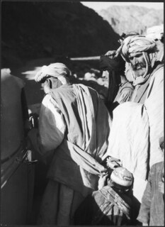 Afghanistan, Bamiyan, Bamyan (Bamian): Menschen; Männer und Kinder betrachten das Auto