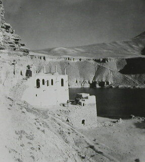 Afghanistan, Band-i-Emir, Band-i-Amir (Band-e-Amir): Landschaft; Karteikarte: Ein Gebäude neben einem See