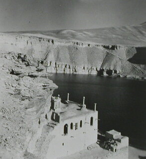 Afghanistan, Band-i-Emir, Band-i-Amir (Band-e-Amir): Landschaft; Karteikarte: Ein Gebäude neben einem See