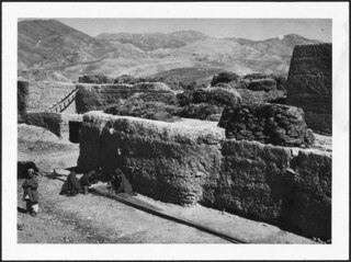 Afghanistan, Shibar Pass (Shebar Pass, Kowtal-e Shebar): Gebäude; Blick auf Lehmhäuser, im Vordergrund Frauen