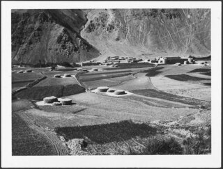 Afghanistan, Shibar Pass (Shebar Pass, Kowtal-e Shebar): Landschaft; Blick in ein Tal mit Feldern und Gebäuden