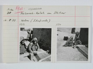 Afghanistan, Shibar Pass (Shebar Pass, Kowtal-e Shebar): Menschen; Karteikarte: Frauen beim Weben an einem Flachwebstuhl
