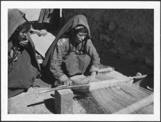 Afghanistan, Shibar Pass (Shebar Pass, Kowtal-e Shebar): Menschen; Frauen beim Weben an einem Flachwebstuhl