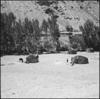Afghanistan, Shibar Pass (Shebar Pass, Kowtal-e Shebar): Landschaft; Jurten in einem Tal