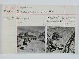 Afghanistan, Shibar Pass (Shebar Pass, Kowtal-e Shebar): Menschen; Karteikarte: Holzgerüst, im Vordergrund Tiere / Alltagsgegenstände am Boden