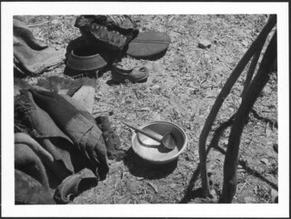 Afghanistan, Shibar Pass (Shebar Pass, Kowtal-e Shebar): Alltagsszenen; Alltagsgegenstände auf dem Boden liegend