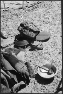 Afghanistan, Shibar Pass (Shebar Pass, Kowtal-e Shebar): Alltagsszenen; Alltagsgegenstände auf dem Boden liegend