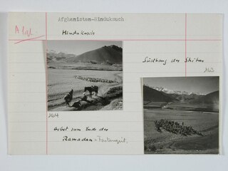 Afghanistan, Shibar Pass (Shebar Pass, Kowtal-e Shebar): Menschen; Karteikarte: Eine Gruppe sitzender/stehender Männer, im Vordergrund ein Reiter mit Pferden