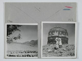 Afghanistan, Shewaki (Chakari, Chakri): Landschaft; Karteikarte: Blick auf Hügel und eine Säule / Ein Mann und eine Frau vor einem runden Gebäude