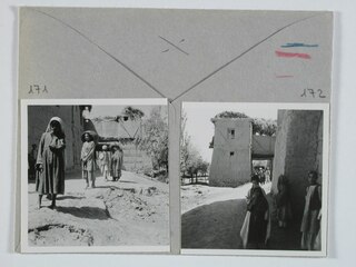 Afghanistan, Shewaki (Chakari, Chakri): Menschen; Karteikarte: Kinder neben einer Hausmauer