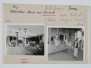 Afghanistan, Shewaki (Chakari, Chakri): Menschen; Karteikarte: Männer vor einem Lehmgebäude