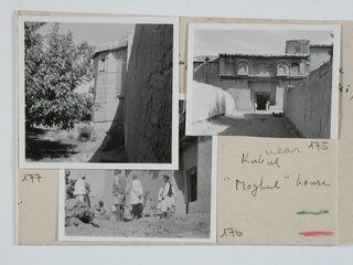Afghanistan, Shewaki (Chakari, Chakri): Gebäude; Karteikarte: Ein Lehmgebäude mit einer hohen Mauer, davor stehen Männer