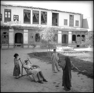 Afghanistan, Shewaki (Chakari, Chakri): Gebäude; Eine Frau mit Kindern in einem Innenhof