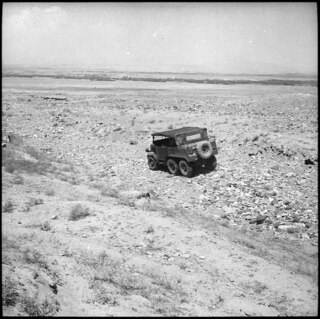 Afghanistan, Shewaki (Chakari, Chakri): Landschaft; Ein Geländewagen auf einer steinigen Ebene