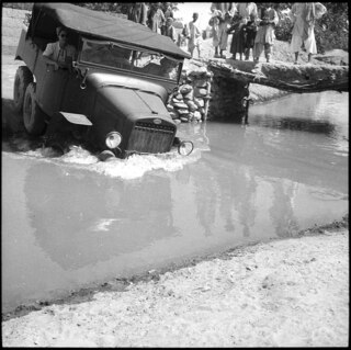 Afghanistan, Shewaki (Chakari, Chakri): Auto; Ein Geländewagen beim Durchfahren eines Flusses beobachtet von Einheimischen