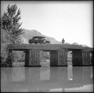Afghanistan, Shewaki (Chakari, Chakri): Landschaft; Ein Geländewagen auf einer Brücke
