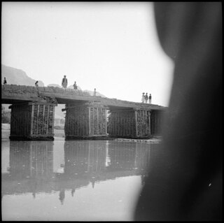Afghanistan, Shewaki (Chakari, Chakri): Landschaft; Menschen auf einer Brücke