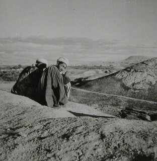 Afghanistan Hindukusch | Haibak | Eingang auf der Steinkuppel des unvollendeten buddhist. Stupa | Clark | 11. Nov. 39 | ClarkAfghanistan | Aufn. aus dem Hindukusch: | Afghanen bei Haibak | [Legende auf separatem Umschlag]