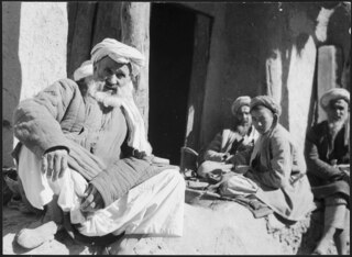 Afghanistan, Tash Kurgan (Khulm, Kholm): Menschen; Sitzende Männer vor einem Haus