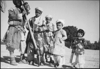 Afghanische Schnabelschuhe u. turkmenische "Tchappan" (wattierte Mäntel) - Kinder in Tash Kurgan, Afgh. Turkestan, - am Fuss des Hindukusch, u. nur wenige Stunden von der russischen Grenze. | Photo A. Clarkc