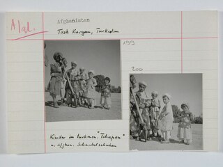 Afghanistan, Tash Kurgan (Khulm, Kholm): Menschen; Karteikarte: Ein Mann mit einer Schaufel und Kinder