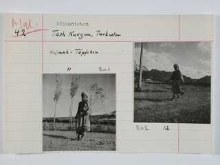 Afghanistan, Tash Kurgan (Khulm, Kholm): Menschen; Karteikarte: Ein Junge mit zwei Schalen in einer Haltevorrichtung