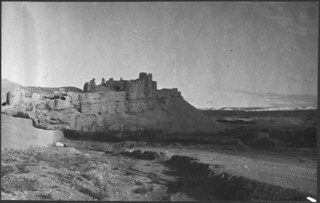 Afghanistan, Tash Kurgan (Khulm, Kholm): Landschaft; Blick auf eine Ruine auf einem Hügel