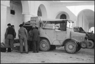 Afghanistan, Tash Kurgan (Khulm, Kholm): Menschen; Männer neben einem Auto vor einem weissen Gebäude