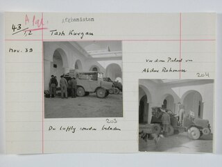 Afghanistan, Tash Kurgan (Khulm, Kholm): Menschen; Karteikarte: Männer neben einem Auto vor einem weissen Gebäude