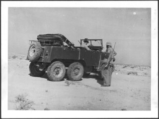 Afghanistan, Deh Hassan (Deh-e Hasan, Dekhkhasan): Landschaft; Zwei Männer, einer mit einem Gewehr, neben einem französischen Laffly S15R 6x6 Geländefahrzeug