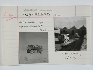 Afghanistan, Deh Hassan (Deh-e Hasan, Dekhkhasan): Landschaft; Karteikarte: Zwei Männer, einer mit einem Gewehr, neben einem Geländefahrzeug mit sechs Rädern / Ein Geländefahrzeug vor Kuppelbauten und Zelten