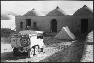 Afghanistan, Deh Hassan (Deh-e Hasan, Dekhkhasan): Landschaft; Ein französisches Geländefahrzeug Laffly S15R 6x6 vor Kuppelbauten und Zelten